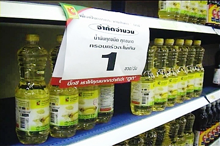 Palm oil sits on a shelf in a Pattaya supermarket with a sign indicating a limit of 1 bottle purchase per customer.